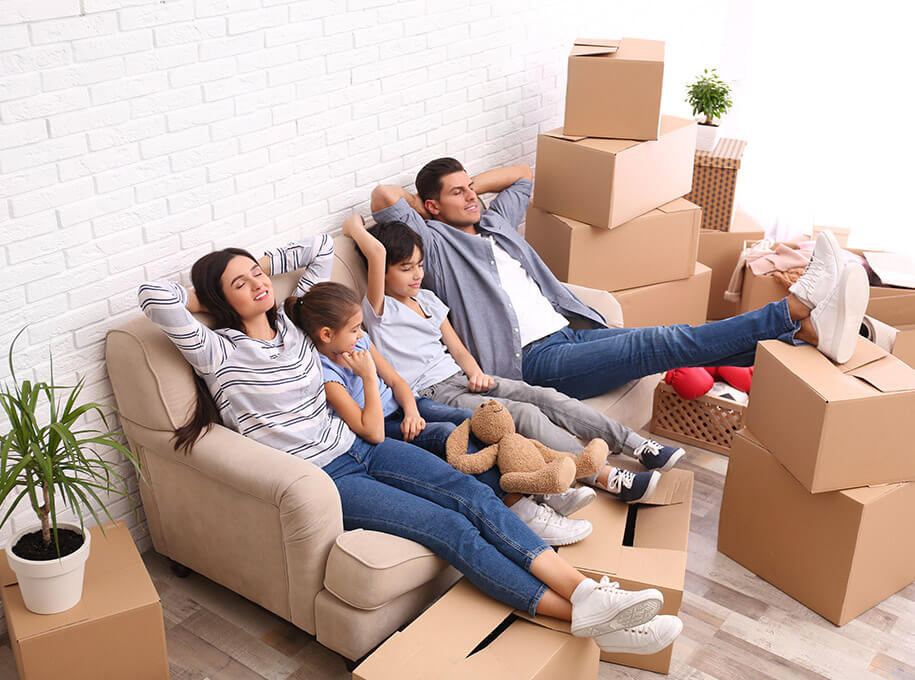 Avatar Umzüge - glückliche Familie zwischen gepackten Kartons