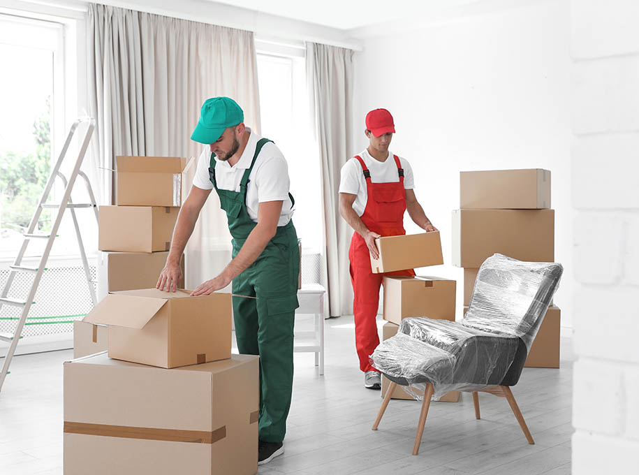 Avatar Umzüge - Umzug Dänemark - Umzugshelfer packen aus