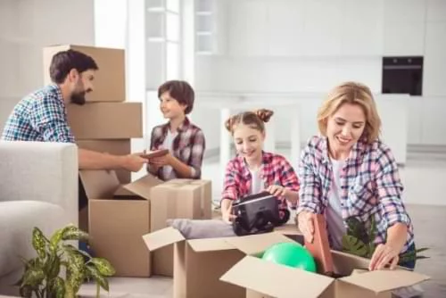 Familie packt Ihre Gegenstände ein